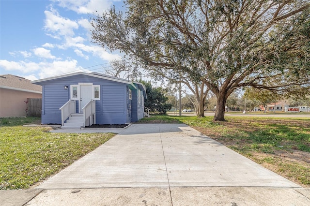 view of front of home featuring a front yard