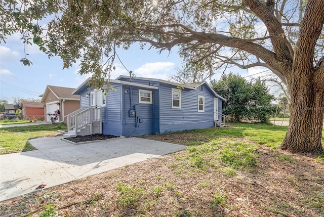 view of front facade with a garage and a front yard