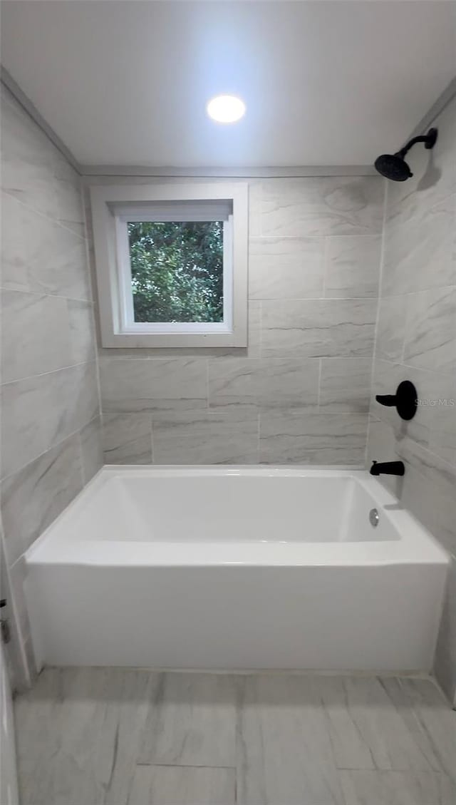 bathroom with tiled shower / bath