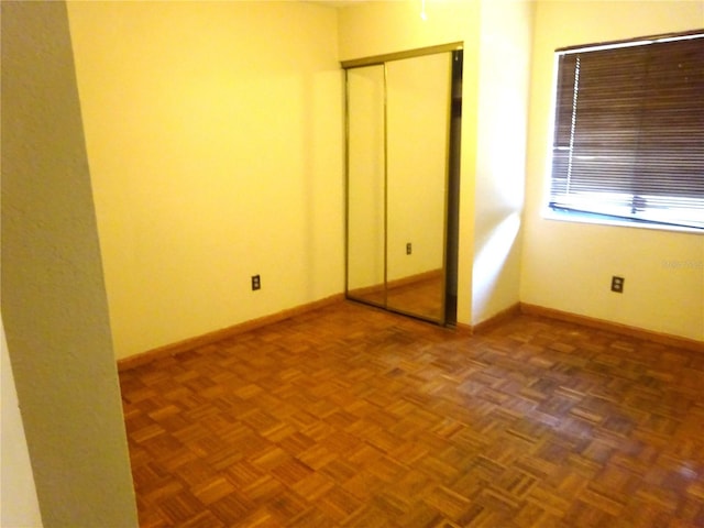 unfurnished bedroom featuring baseboards and a closet