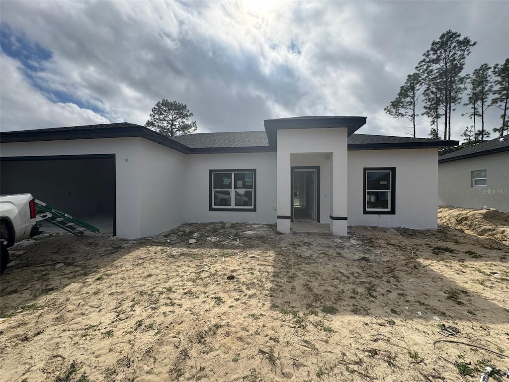 view of front facade featuring a garage