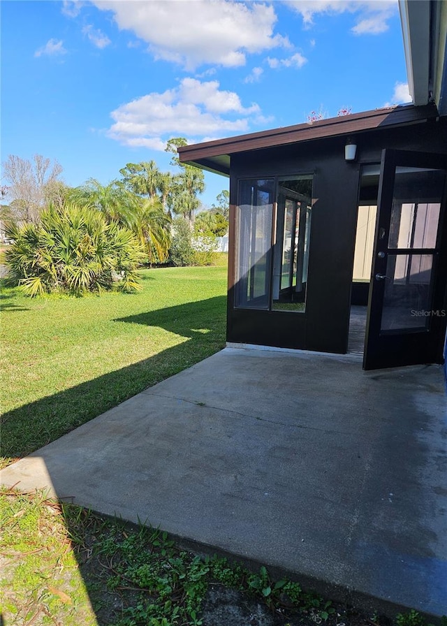 view of yard featuring a patio area