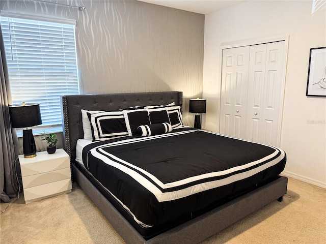 bedroom featuring carpet floors and a closet