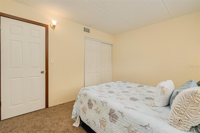 bedroom featuring carpet floors and a closet