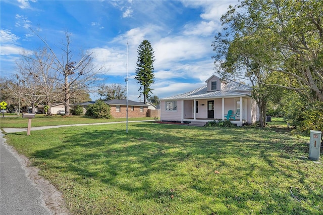 view of front facade featuring a front yard and covered porch