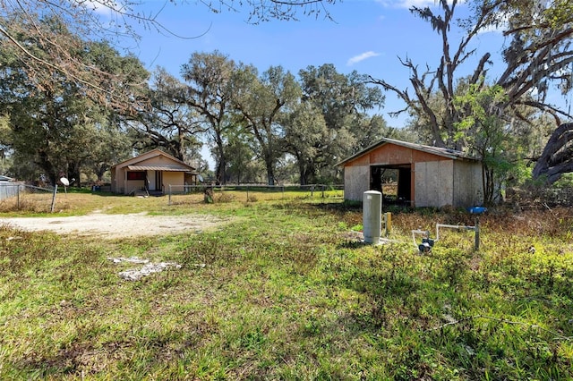 view of yard featuring an outdoor structure