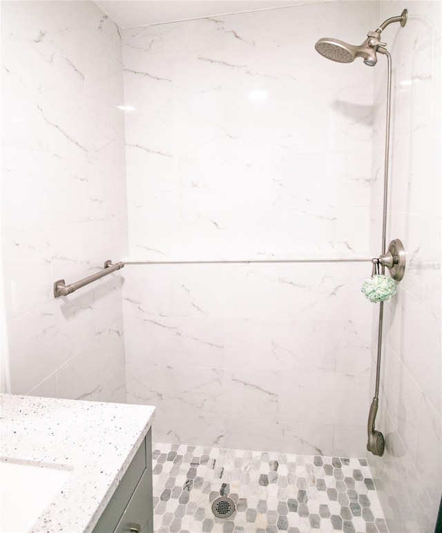 bathroom featuring tiled shower