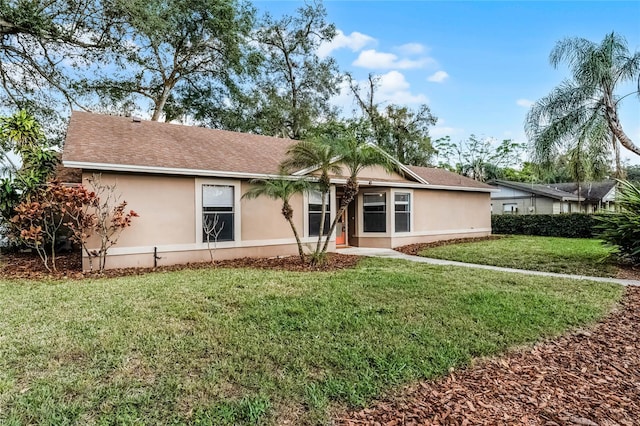 view of front of home featuring a front lawn