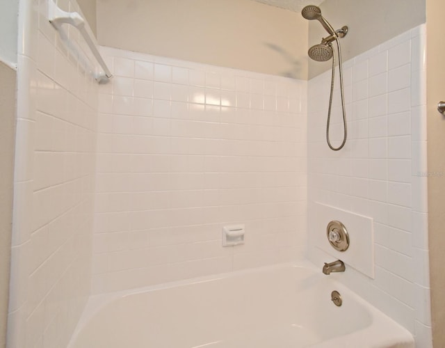 bathroom with tiled shower / bath