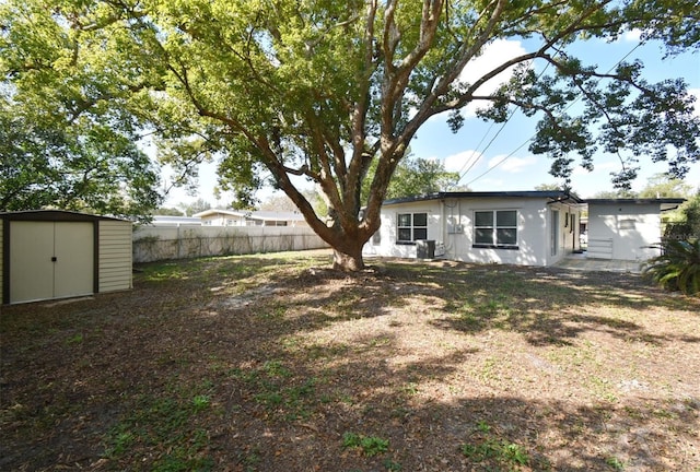 view of yard featuring a shed