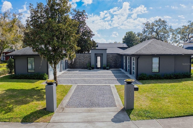 view of front facade featuring a front lawn