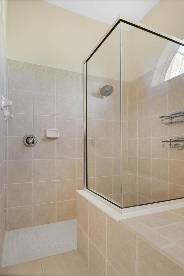 bathroom featuring a tile shower