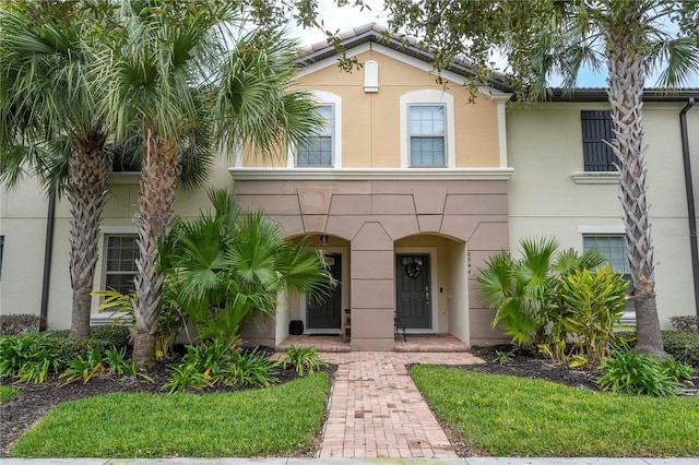 view of front of home featuring a front yard