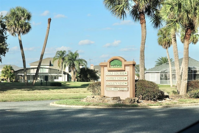 community / neighborhood sign featuring a yard