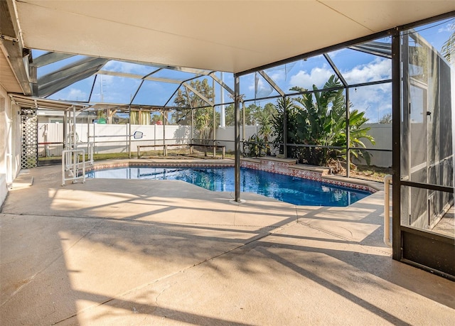 view of swimming pool featuring a lanai, a jacuzzi, and a patio area