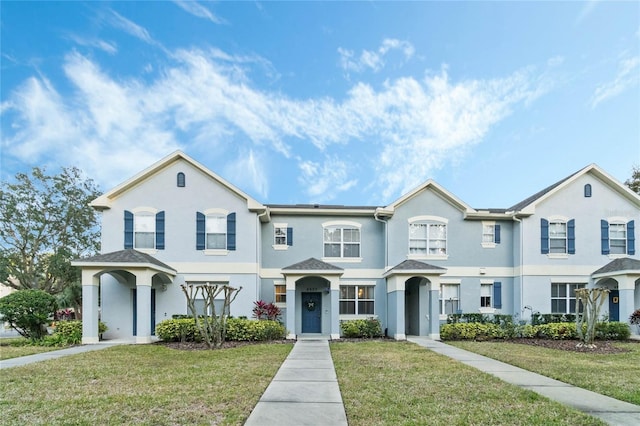 view of front facade featuring a front yard