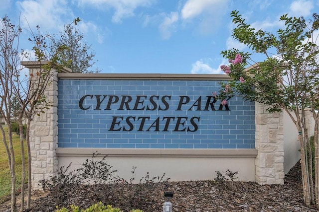 view of community / neighborhood sign