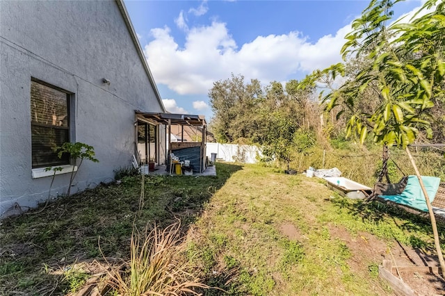 view of yard featuring a pergola