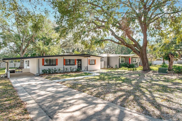 view of front of home featuring a carport and a front yard