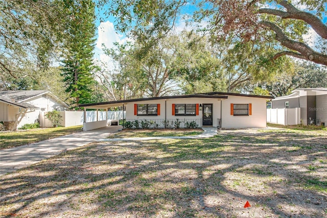 view of front of home with a carport and a front yard