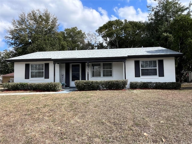 ranch-style house featuring a front yard