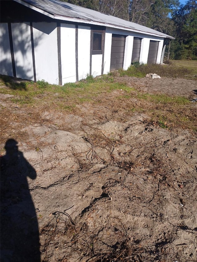 view of yard featuring an outbuilding