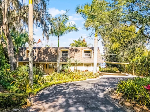 view of front of home with volleyball court