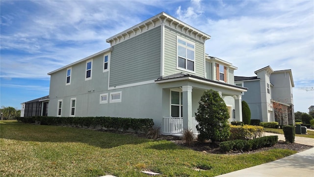 view of side of property featuring a lawn