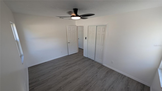 unfurnished bedroom featuring ceiling fan, dark wood-type flooring, a closet, and a textured ceiling