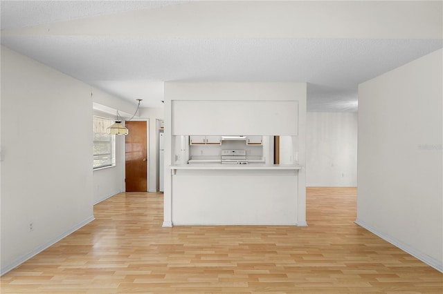 kitchen featuring light hardwood / wood-style floors, kitchen peninsula, a textured ceiling, and white range with electric cooktop