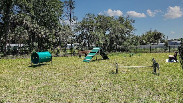 view of property's community featuring a lawn