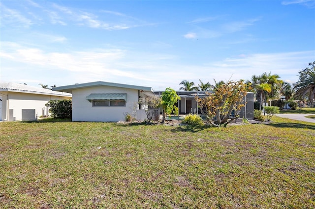 view of front of home featuring a front yard