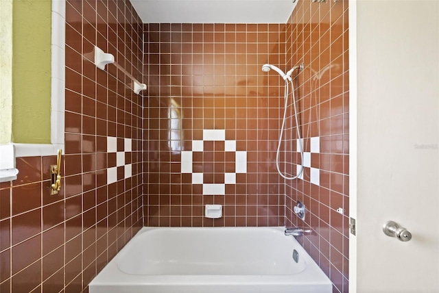 bathroom with tiled shower / bath combo