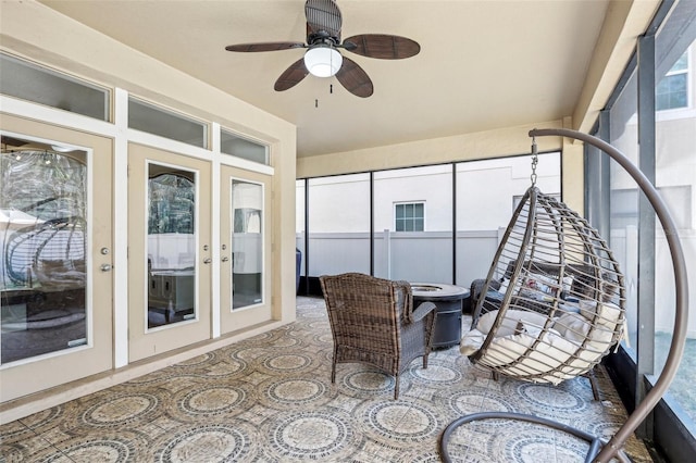 sunroom with ceiling fan