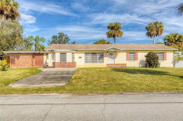 ranch-style house featuring a front lawn