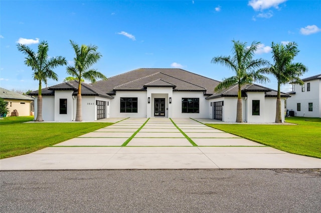 view of front of property featuring a front yard