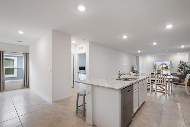 kitchen featuring dishwasher, a center island with sink, a sink, and recessed lighting