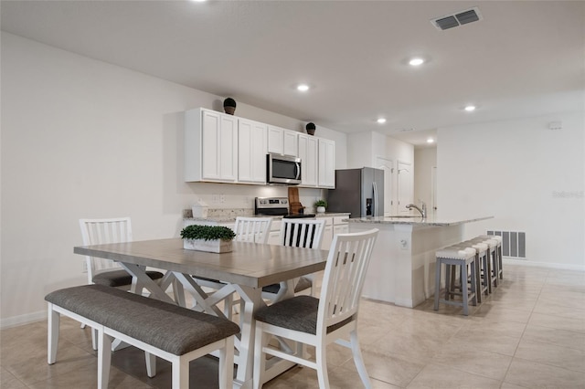 dining area featuring recessed lighting, visible vents, and baseboards