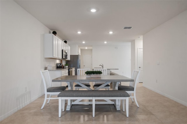 dining area featuring recessed lighting, visible vents, and baseboards