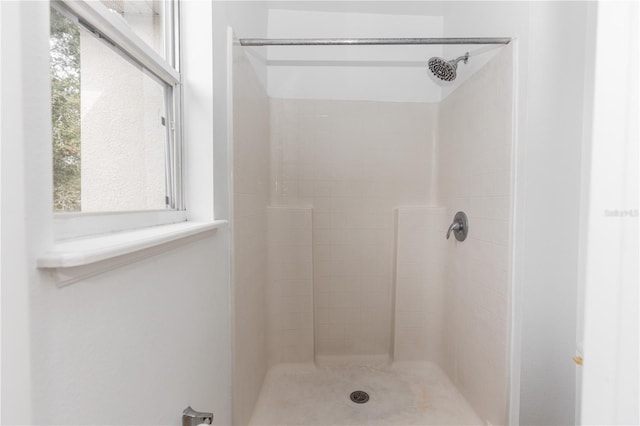 bathroom featuring a tile shower