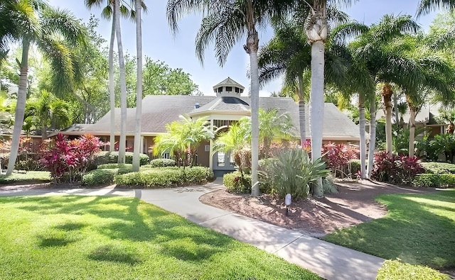 view of front facade with a front yard