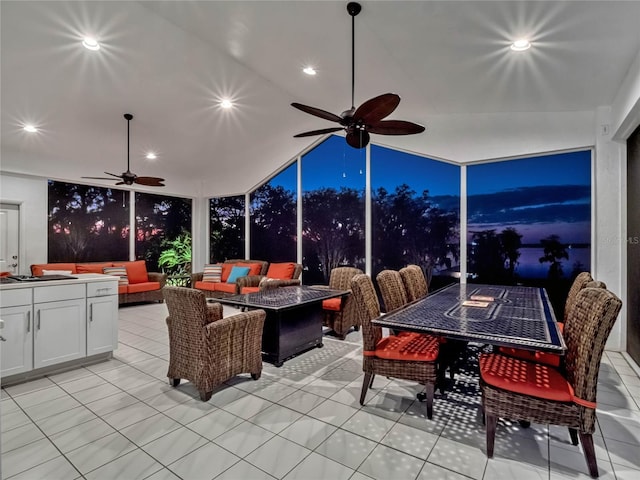 sunroom with ceiling fan