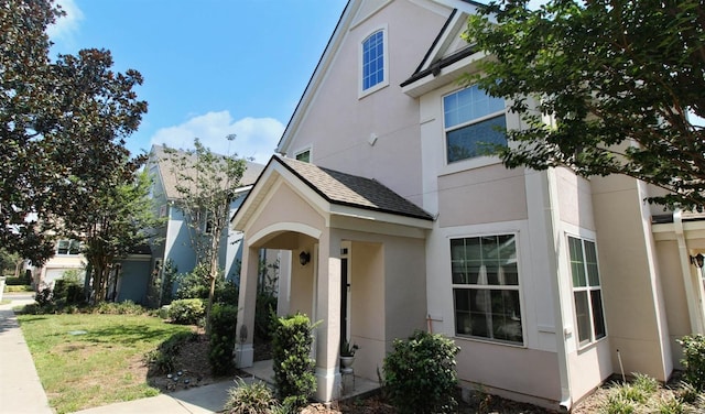 view of front of home with a front lawn