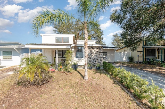 view of front of house featuring a front lawn