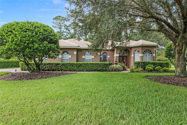 view of front of property featuring a front yard