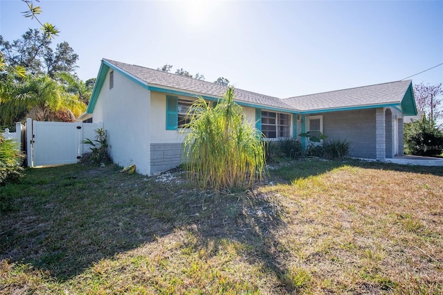 ranch-style home featuring a front lawn