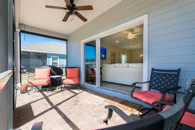 sunroom with ceiling fan