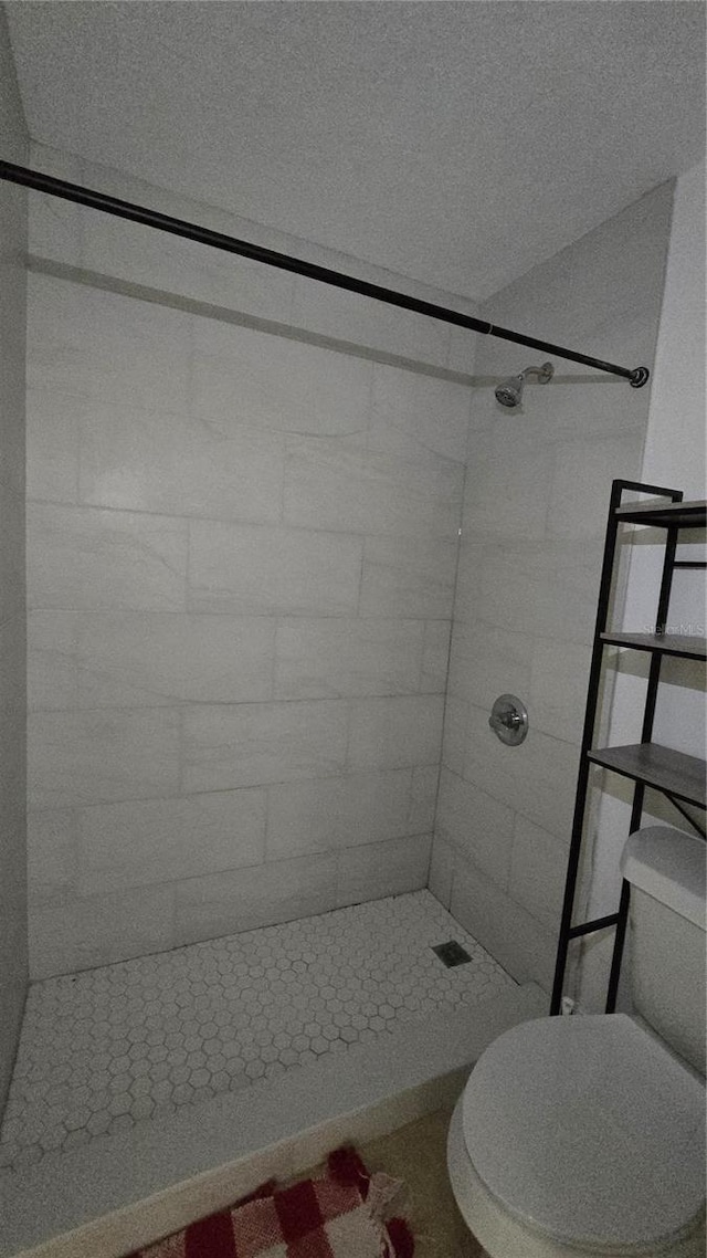516 Orange Dr Unit 17, Altamonte Springs, FL 32701 - bathroom featuring a tile shower and toilet
