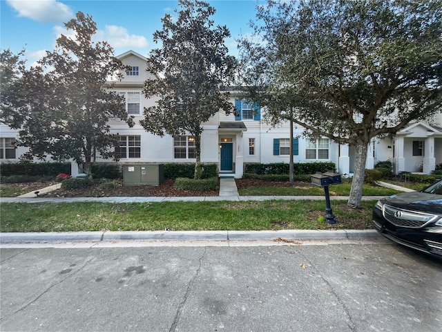view of front of home featuring a front lawn