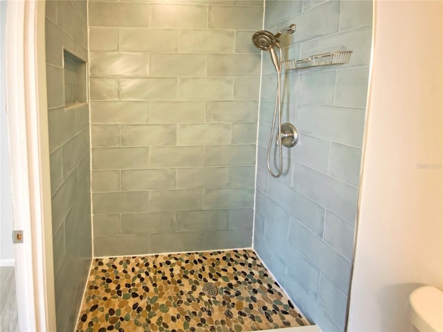 bathroom featuring tiled shower